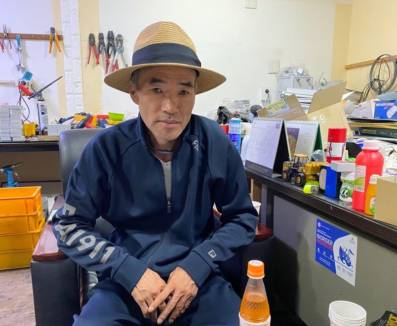 서해상에서 실종돼 북한에 피살된 해양수산부 공무원 A씨의 형 이래진씨가 28일 경기 안산시의 한 사무실에서 인터뷰를 하고 있다. 이씨의 사무실 책상에는 A씨의 유해 추정 위치와 수색 상황이 빼곡히 적힌 종이와 노트가 놓여 있었다. 신주희 기자/joohee@heraldcorp.com