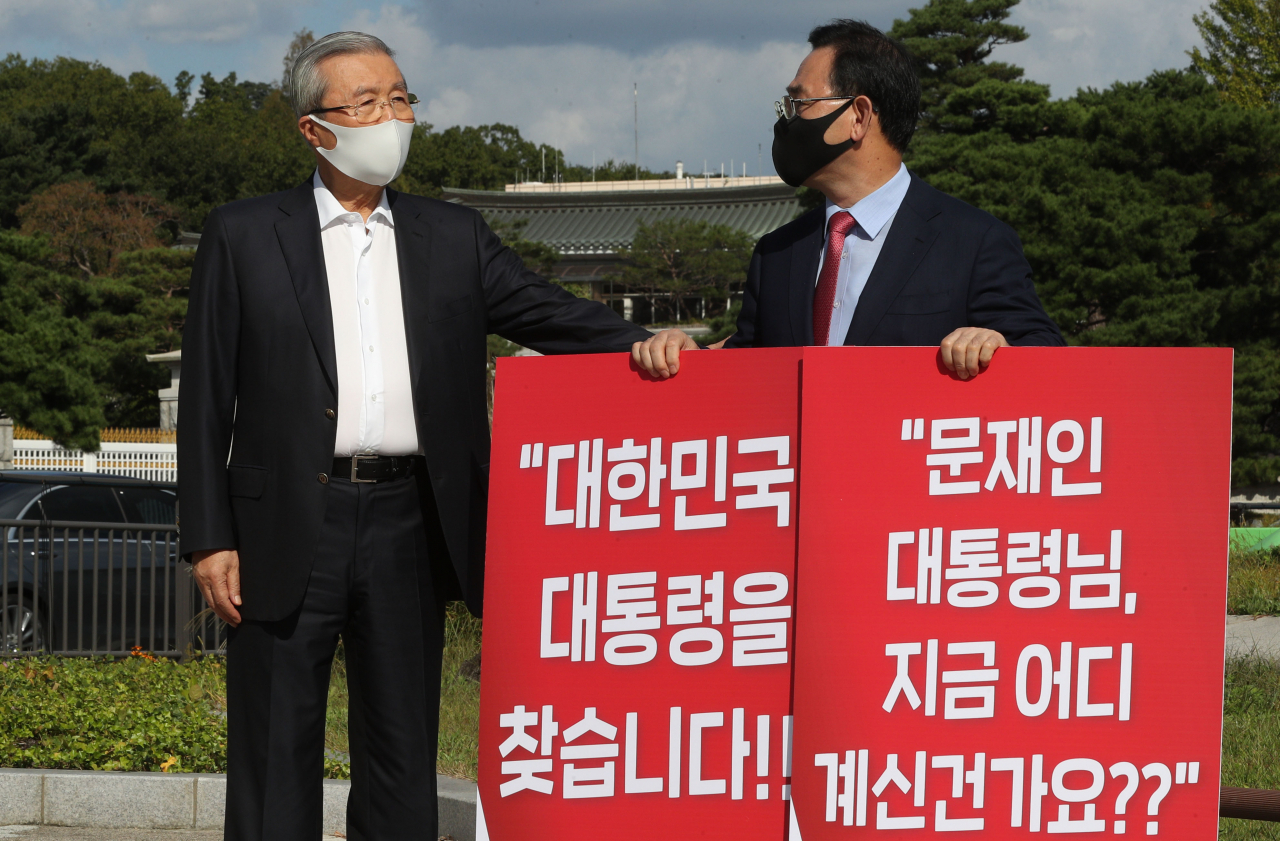 김종인 국민의힘 비대위원장(왼쪽)이 27일 오후 청와대 분수대 앞에서 북한의 해수부 공무원 피격 사망사건 진상조사 요구 1인 시위에 나선 주호영 원내대표를 만나고 있다. [연합]