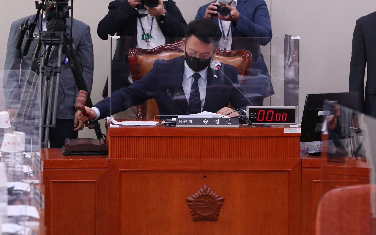 송영길 국회 외통위원장이 28일 오전 서울 여의도 국회에서 열린 외교통일위원회 전체회의에서 의사봉을 두드리고 있다. [연합]