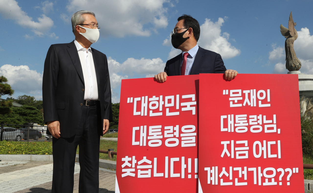 청와대가 북한군에 의한 우리 국민 사살 사건 초동조치와 후속조치에 미흡하게 대응하면서 곤경을 자초하고 있다는 비판이 제기된다. 김종인 국민의힘 비대위원장(왼쪽)이 27일 오후 청와대 분수대 앞에서 이번 사건과 관련해 진상조사를 요구하는 1인 시위에 나선 주호영 원내대표와 대화를 나누고 있다. [연합]