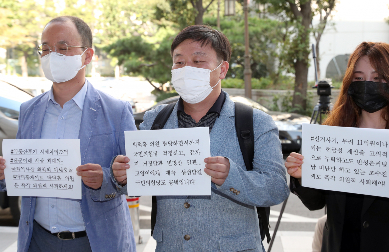 박덕흠, 조수진 의원을 고발한 안진걸 민생경제연구소 소장이 28일 서울 마포구 서울지방경찰청 지능범죄수사대로 고발인 조사를 받기위해 들어가고 있다. [연합]