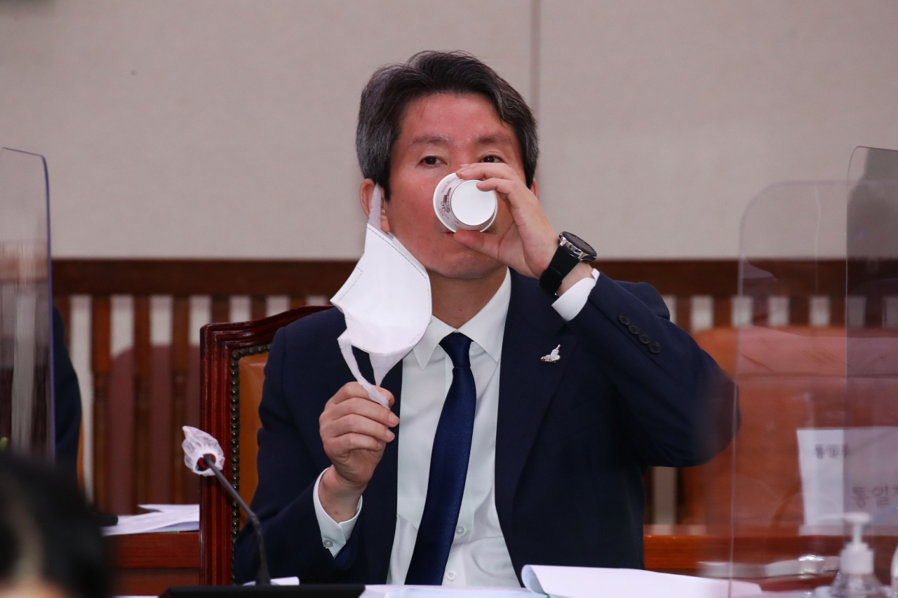 이인영 통일부 장관이 28일 오전 서울 여의도 국회에서 열린 외교통일위원회 전체회의에서 물을 마시고 있다. [연합]