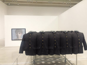 최첨단 기술기업들이 단체로 입주한 서울 마곡지구에 문화시설이 속속 들어서고 있다. 식물원, 미술관에 이어 내후년엔 공연장까지 들어서면, 서울 서남부 문화지도도 바뀔 예정이다. 사진은 윗쪽부터 지난 16일 개관한 미술관 ‘스페이스K_서울’, 스페이스K_서울 개관전 ‘일그러진 초상’전시전경과 전시에 나온 서도호의 설치작업과 장샤오강의 회화 . [스페이스K 제공]