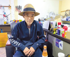 북한에 피살된 해양수산부 공무원 A씨의 형 이래진씨가 28일 경기 안산시의 한 사무실에서 인터뷰를 하고 있다. 신주희 기자