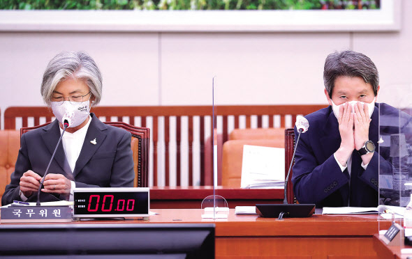 강경화 외교부 장관과 이인영 통일부 장관이 28일 오전 서울 여의도 국회에서 열린 외교통일위원회 전체회의에 참석하고 있다. [연합]
