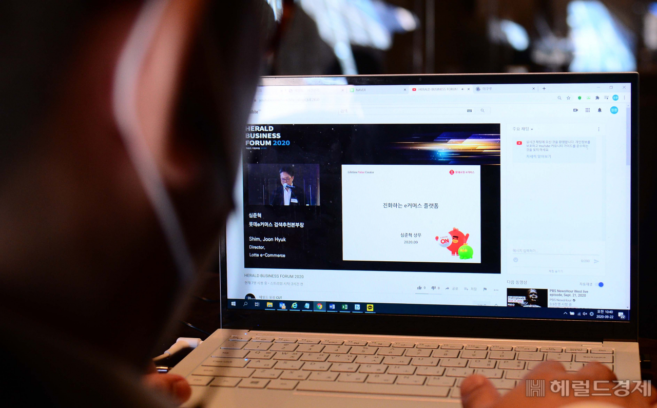 [헤럴드경제=이상섭 기자] ‘헤럴드기업포럼(Herald Business Forum) 2020’이 22일 서울 소공로 더 플라자호텔 다이아몬드홀에서 열린 가운데 한 유튜브 시청자가 유튜브를 통해 포럼을 지켜보고 있다. babtong@heraldcorp.com