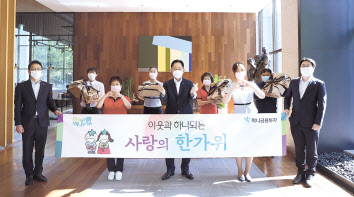 이진국(앞열 가운데) 하나금융투자 사장이 하나금융투자 빌딩 근로자들 및 직원들과 ‘이웃과 하나되는 사랑의 한가위’ 행사를 마치고 기념촬영을 하고 있다. [하나금융투자 제공]