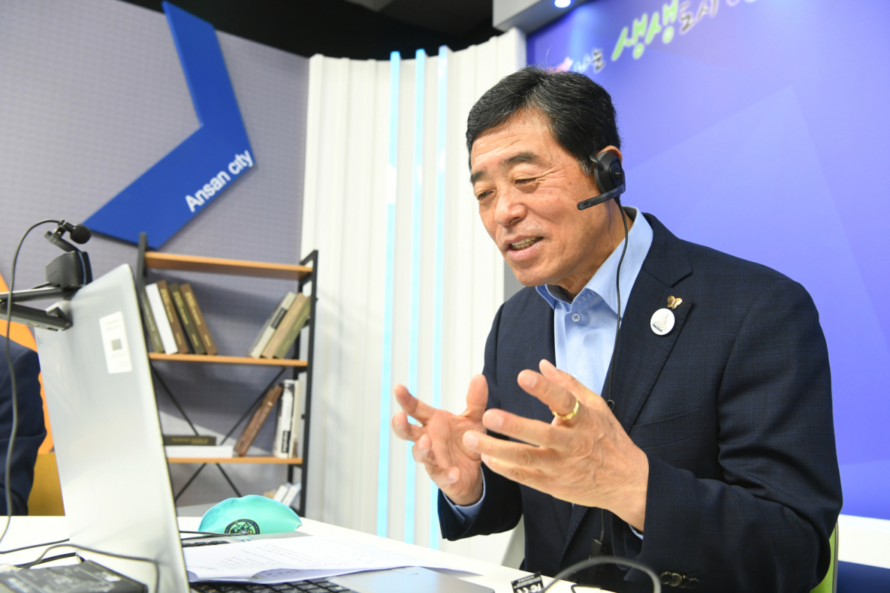 윤화섭 시장이 시청에서 노인과 영상통화를 하고 있다. [안산시 제공]