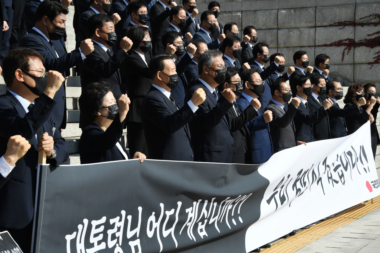 주호영 국민의힘 원내대표와 의원들이 28일 국회 본청 앞 계단에서 열린 '북한의 우리 국민 학살만행 규탄 긴급의원총회'에서 구호를 외치고 있다. [연합]