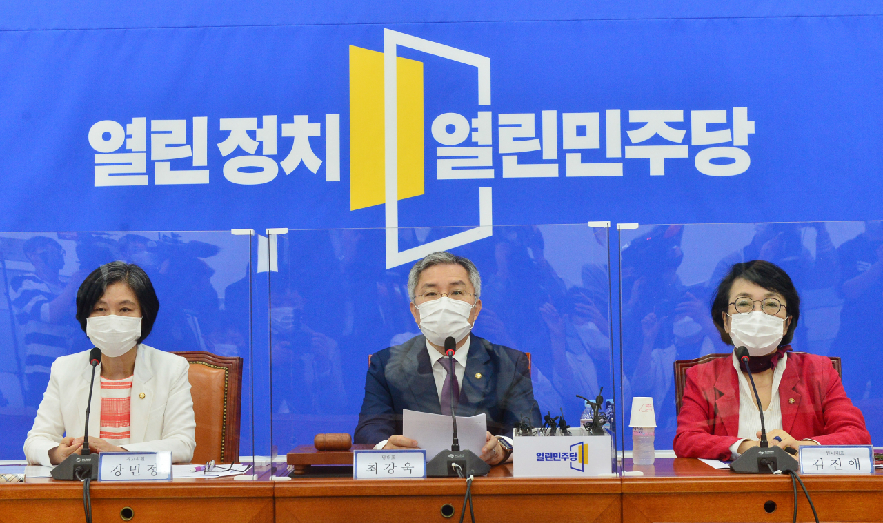 최강욱 열린민주당 대표(가운데)가 28일 서울 여의도 국회에서 열린 최고위원회의에서 발언하고 있다. [연합]