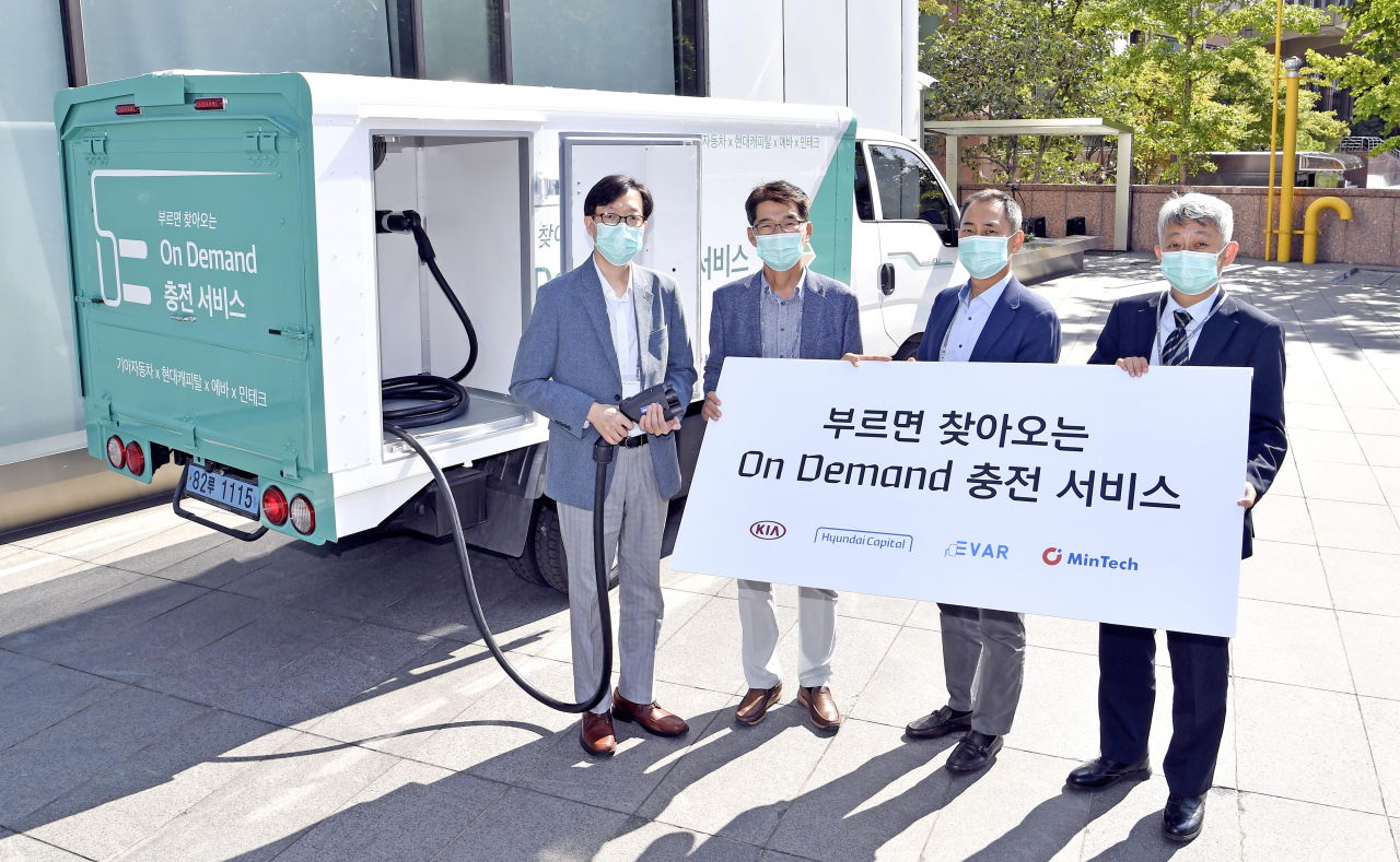 왼쪽부터 에바(EVAR) 이훈 대표, 기아자동차 국내사업본부장 권혁호 부사장, 현대캐피탈 캐피탈부문 대표 목진원 전무, 민테크 홍영진 대표. [기아차 제공]