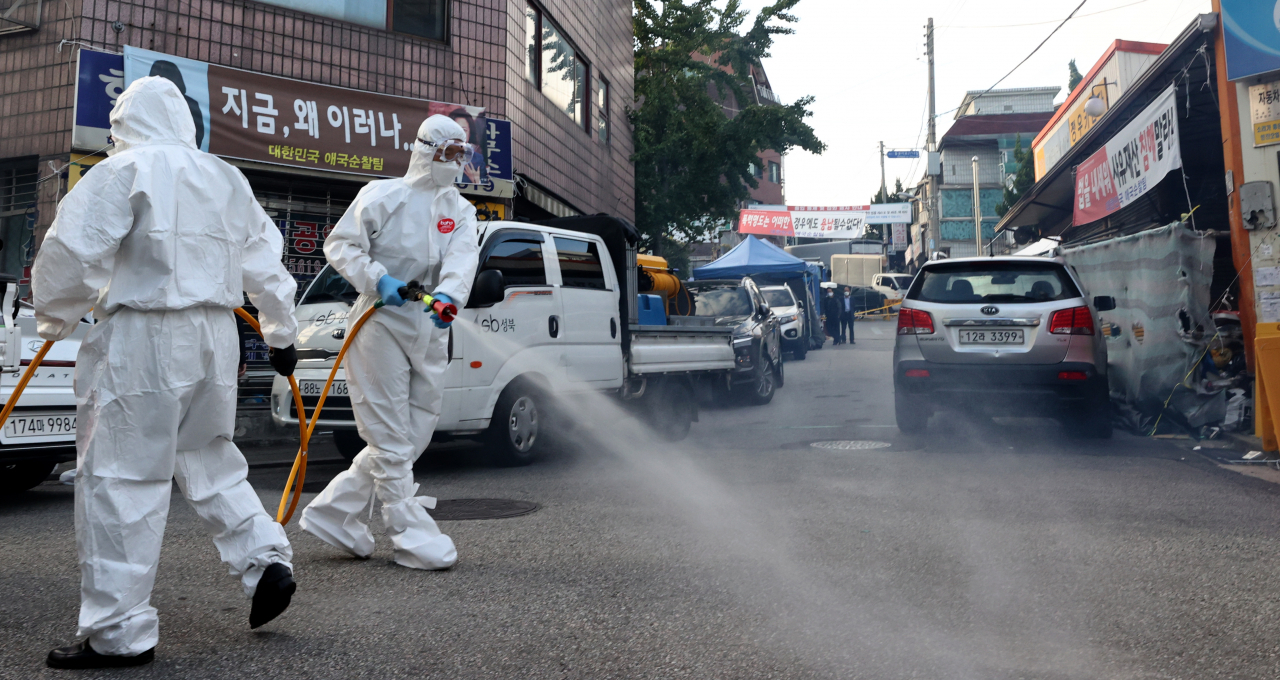 추석을 앞두고 서울 성북구 사랑제일교회 인근에서 성북구보건소 및 새마을지도자성북구협의회 관계자들이 코로나19 집단감염 발생지역 및 관내 취약지역에 대한 집중방역을 하고 있다. [연합]