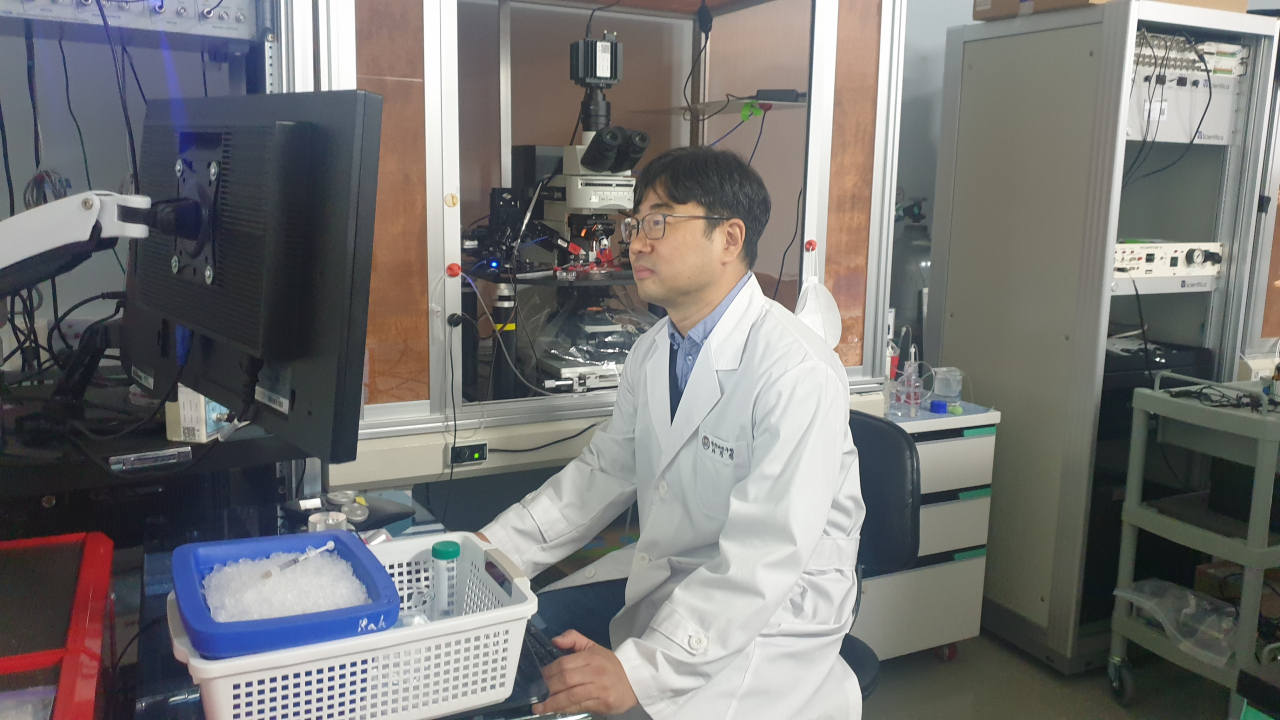 라종철 한국뇌연구원 대뇌피질융합연구사업단 박사가 뇌 기능 관련 연구를 수행하고 있다.[한국뇌연구원 제공]