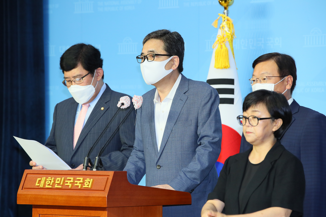곽상도 국민의힘 의원(가운데)이 지난 10일 국회 소통관에서 이스타항공 운영과 관련해 이상직 의원을 대검찰청에 고발한다고 밝히고 있다. [연합]