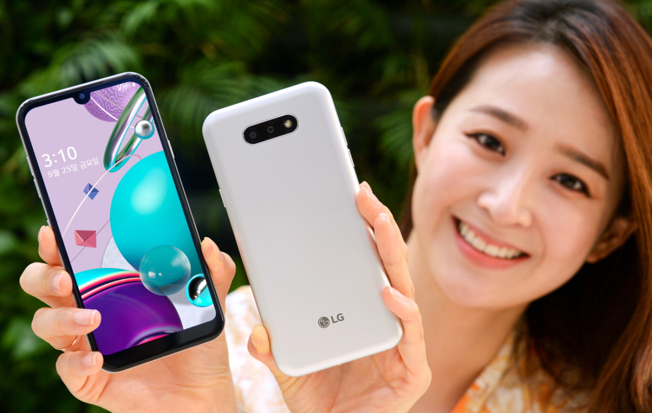 LG전자가 이동통신 3사, 자급제 채널을 통해 실속형 콤팩트 스마트폰 'LG Q31'을 출시했다.