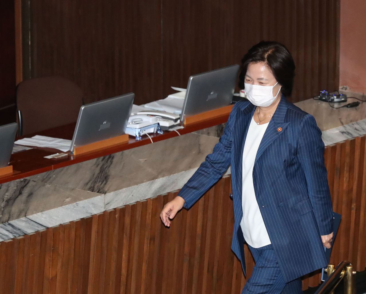 추미애 법무부 장관이 24일 오후 서울 여의도 국회 본회의장에서 퇴장하고 있다. [연합]