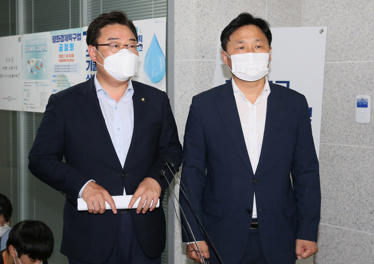 김영진 더불어민주당 원내수석부대표와 김성원 국민의힘 원내수석부대표(왼쪽)가 28일 오후 서울 여의도 국회의원회관에서 여야 원내수석 회동을 마치고 브리핑하고 있다. [연합]