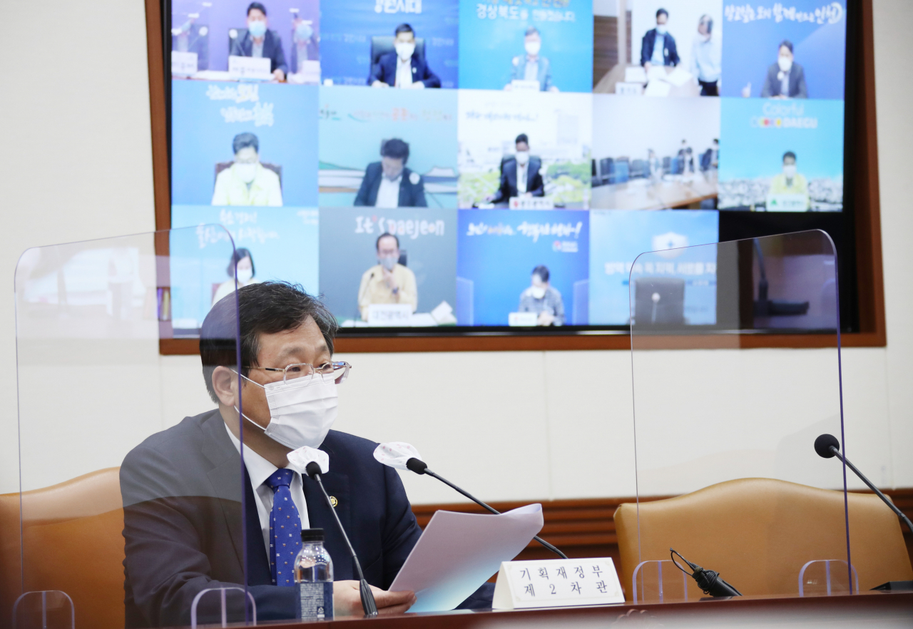 안일환 기획재정부 2차관이 28일 정부서울청사에서 열린 긴급 재정관리점검회의에서 모두 발언을 하고 있다.［연합］
