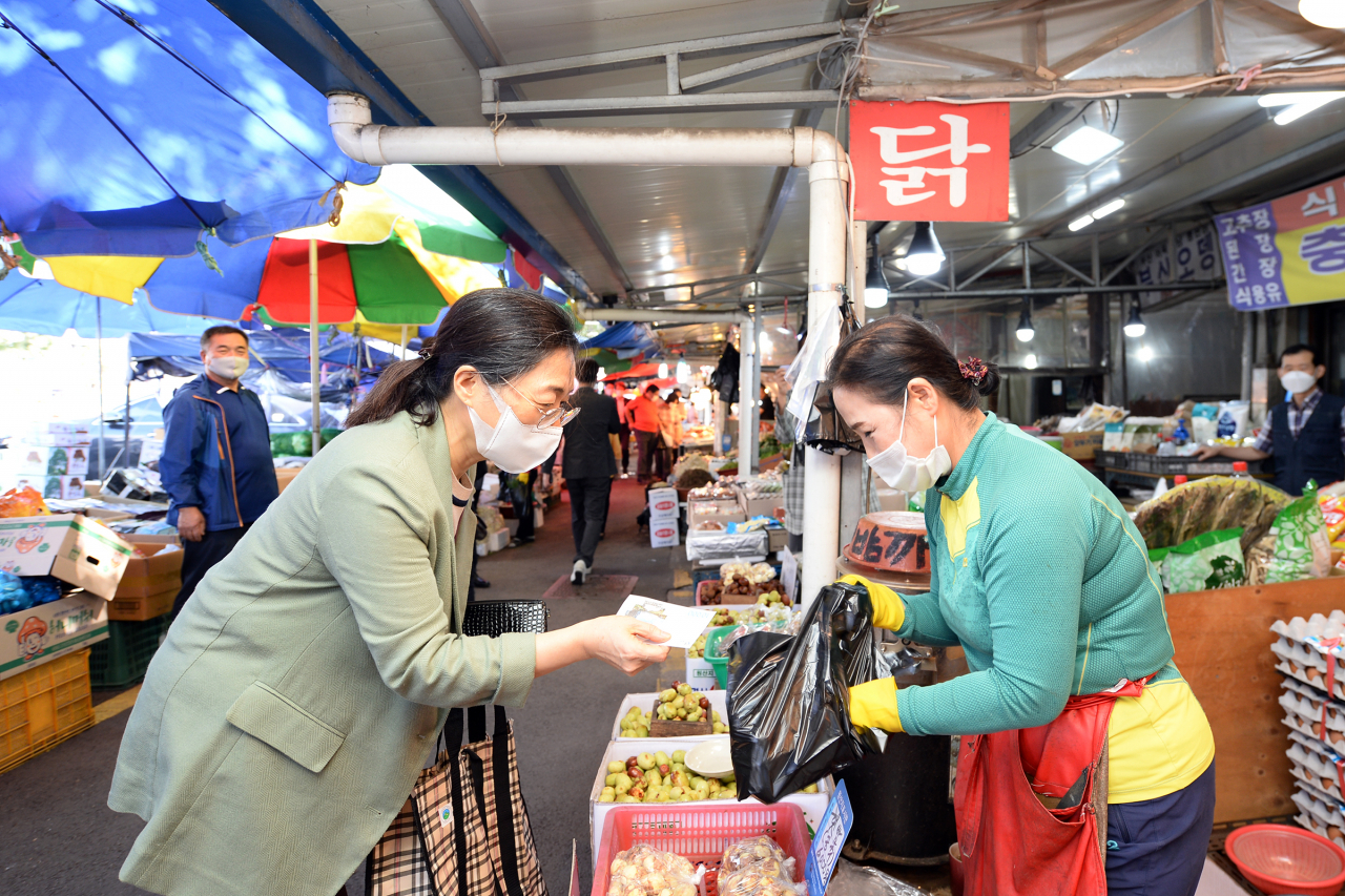 은수미 성남시장이 전통시장에서 장을 보고 있다. [성남시 제공]