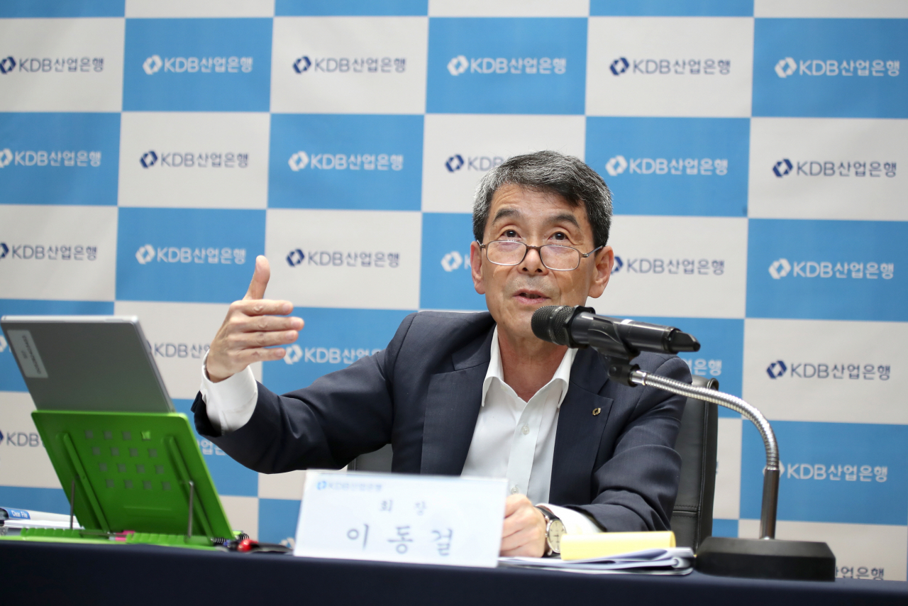[사진=이동걸 산은 회장이 28일 온라인 기자간담회에서 발언하고 있다.]