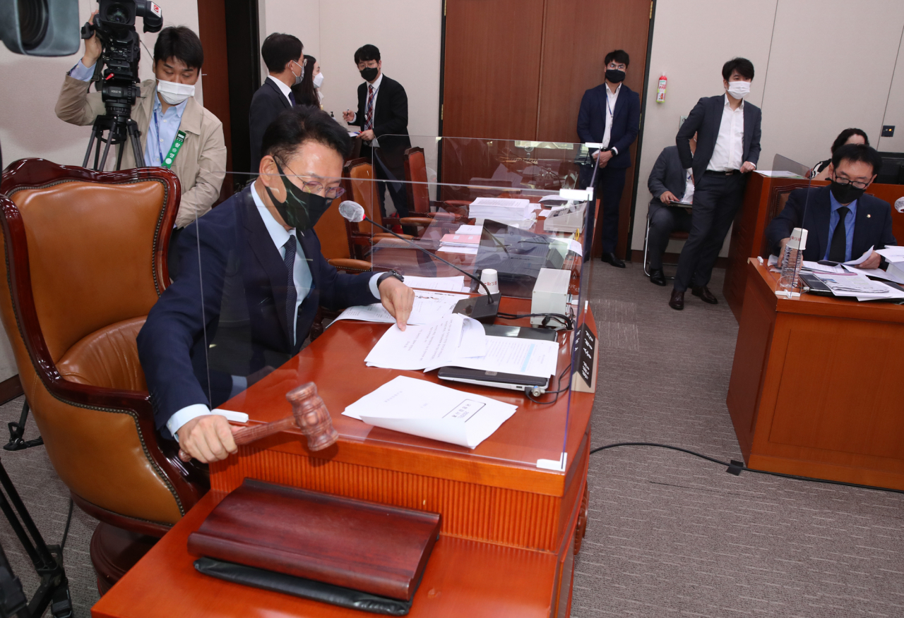 28일 오전 서울 여의도 국회 외교통일위원회 전체회의에서 송영길 위원장이 개의를 선언하고 있다. [연합]