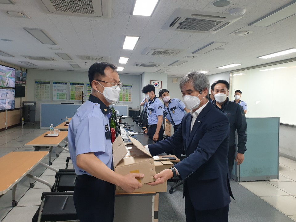 부산항보안공사를 방문한 부산항만공사 남기찬 사장(우측)