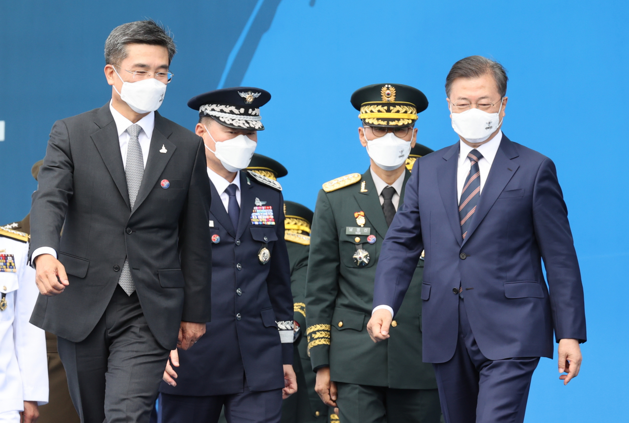 문재인 대통령이 지난 25일 경기도 이천시 육군 특수전사령부에서 열린 제72주년 국군의 날 기념식에 참석, 특수전부대원들을 격려하기 위해 서욱 국방부 장관 등과 함께 단상을 내려가고 있다.[연합]