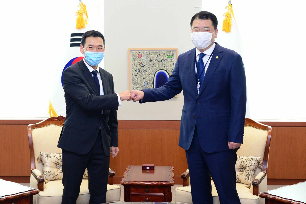 Australian ambassador to Seoul James Choi (left) and First Vice Foreign Minister Choi Jong-kun greet with a fist bump ahead of their bilateral meeting at the foreign ministry in Seoul on Monday. (Ministry of Foreign Affairs)