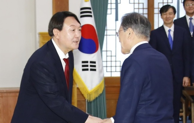 2019년 7월 청와대에서 문재인 대통령이 윤석열 검찰총장에게 임명장을 수여한 직후 악수하고 있다 [연합]