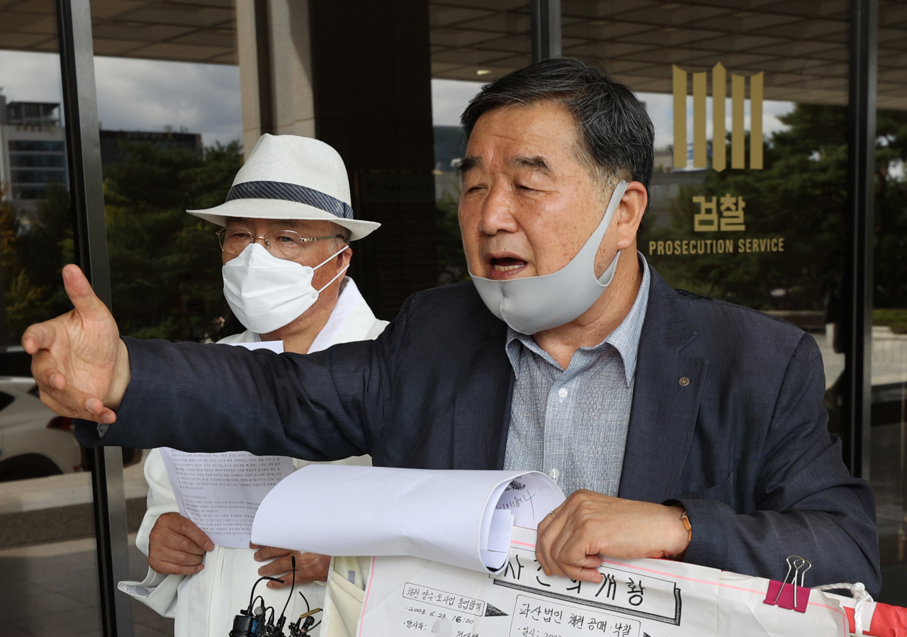 윤석열 검찰총장의 장모 최모씨와 부인 김건희씨를 고소·고발한 사업가 정대택씨가 지난 9월 25일 오후 서울 서초구 서울중앙지검에서 고소·고발인 신분으로 조사를 받기 위해 청사로 들어서며 취재진의 질문에 답하고 있다. [연합]