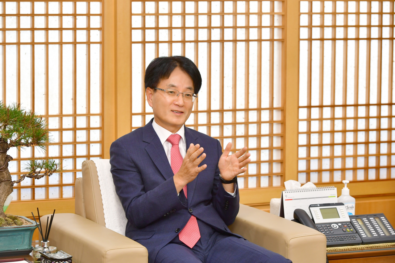 손병환 NH농협은행장은 “코로나19로 어려움을 겪는 중소기업, 소상공인을 적극 지원하는 등 사회적 책임을 이행하고, 금융소비자 보호와 고객가치 제고에 최선을 다하겠다”고 말했다.