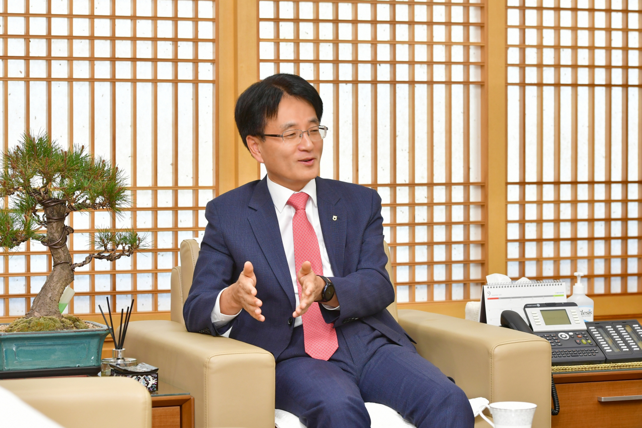 손병환 NH농협은행장은 “직원들이 스스로 목표를 정하고 교육계획을 수립할 수 있도록 프로그램을 지원 중”이라며 “농협은행 직원들의 성과에 대한 신뢰를 믿는다”고 말했다.