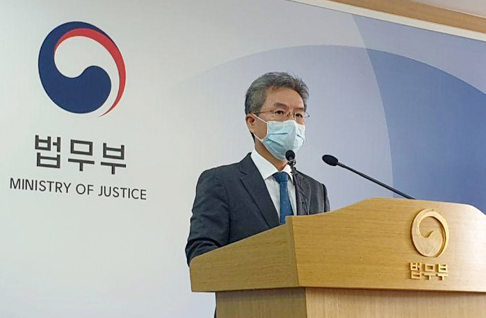 김남준 제2기 법무·검찰개혁위원회 위원장이 28일 오전 정부과천청사 법무부에서 25차 권고안과 국민께 드리는 글을 낭독하고 있다. [연합]