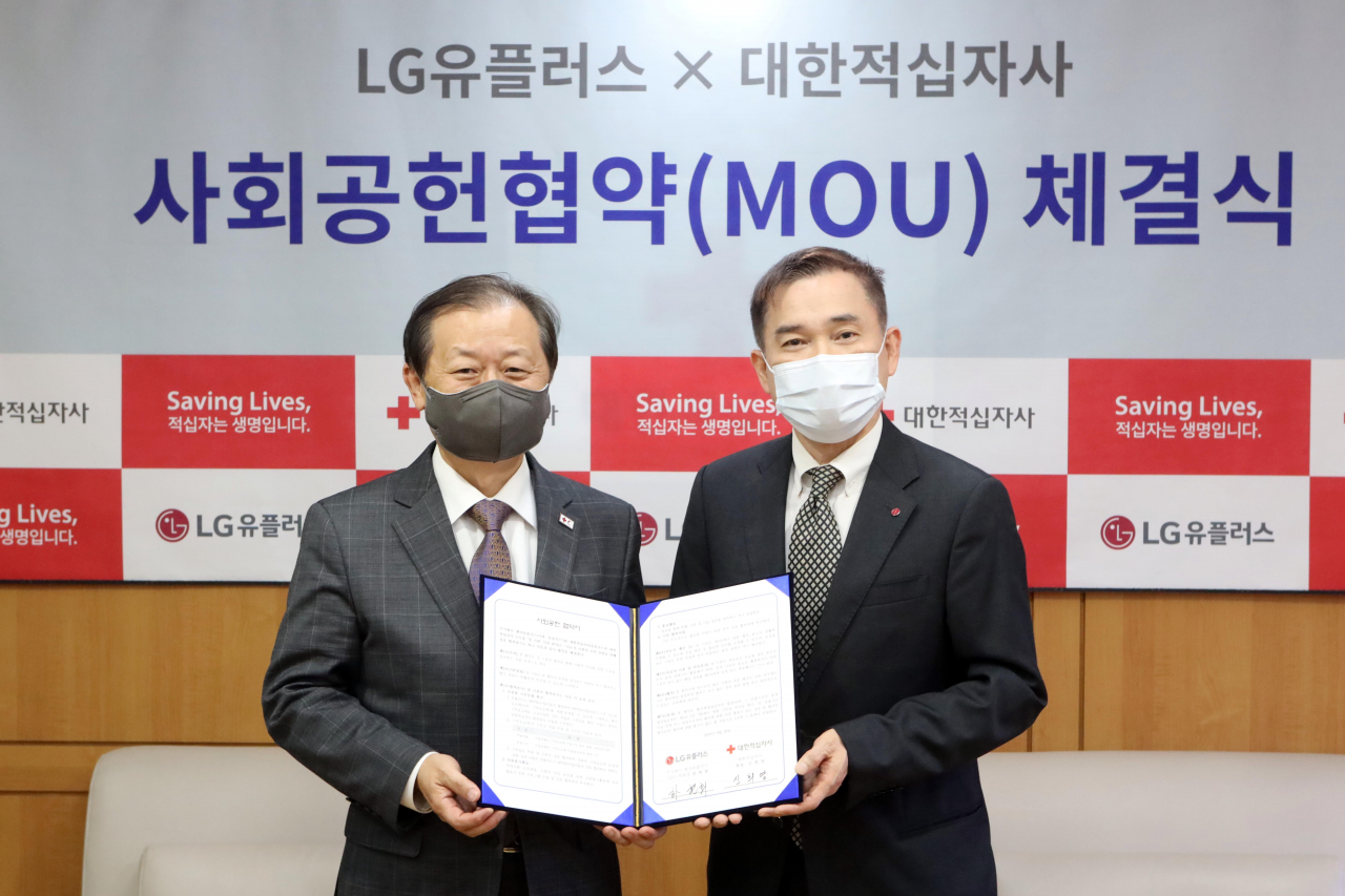 지난 28일 서울 중구 대한적십자사 접견실에서 신희영(왼쪽) 대한적십자사 회장과 하현회 LG유플러스 대표이사 부회장이 업무협약 체결 후 기념사진을 촬영하는 모습. [LG유플러스 제공]