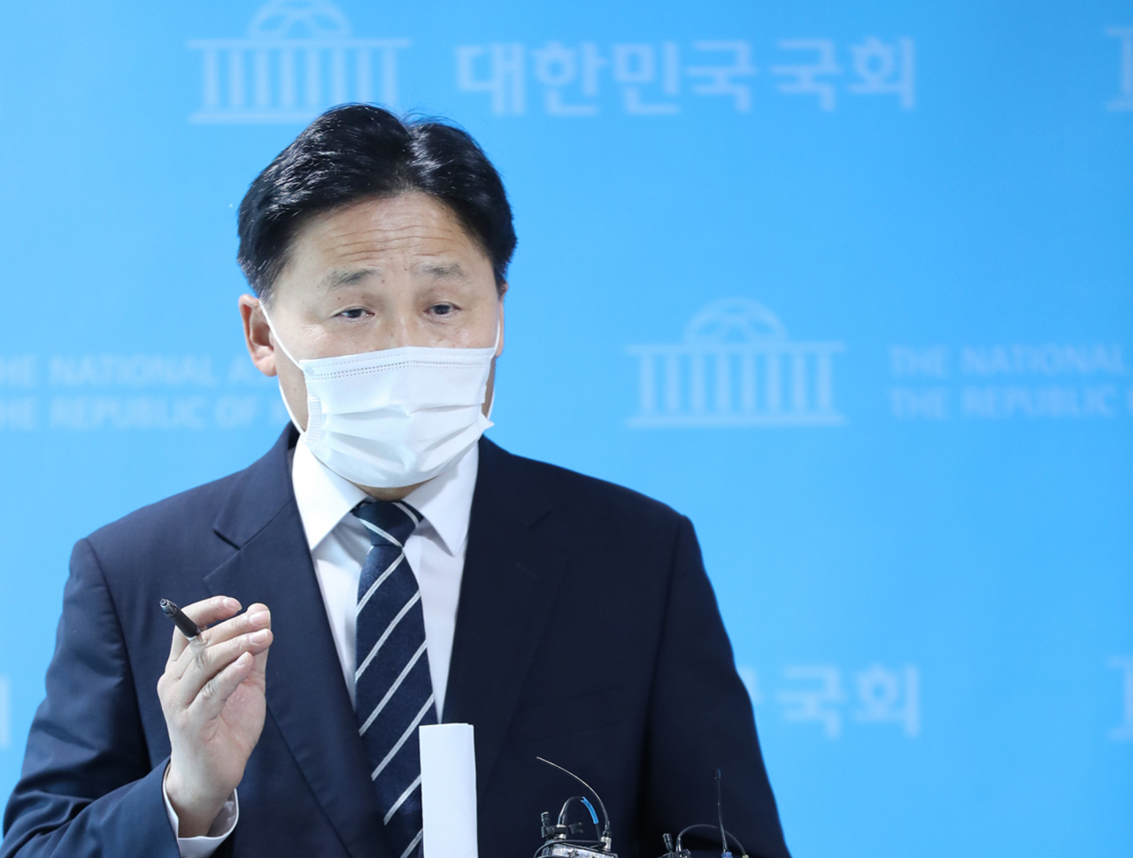 김영진 더불어민주당 원내수석부대표가 27일 오후 국회 소통관 기자회견장 앞에서 최근 해양수산부 공무원 북한 피격 사망 사건과 관련, 국회 차원의 대북규탄결의안 채택 등과 관련한 질문에 답하고 있다. [연합]