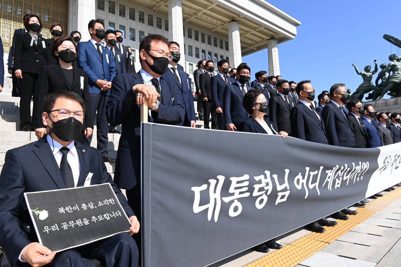 주호영 국민의힘 원내대표와 의원들이 28일 국회 본청 앞 계단에서 '북한의 우리 국민 학살만행 규탄 긴급의원총회'를 열고 있다. [연합]