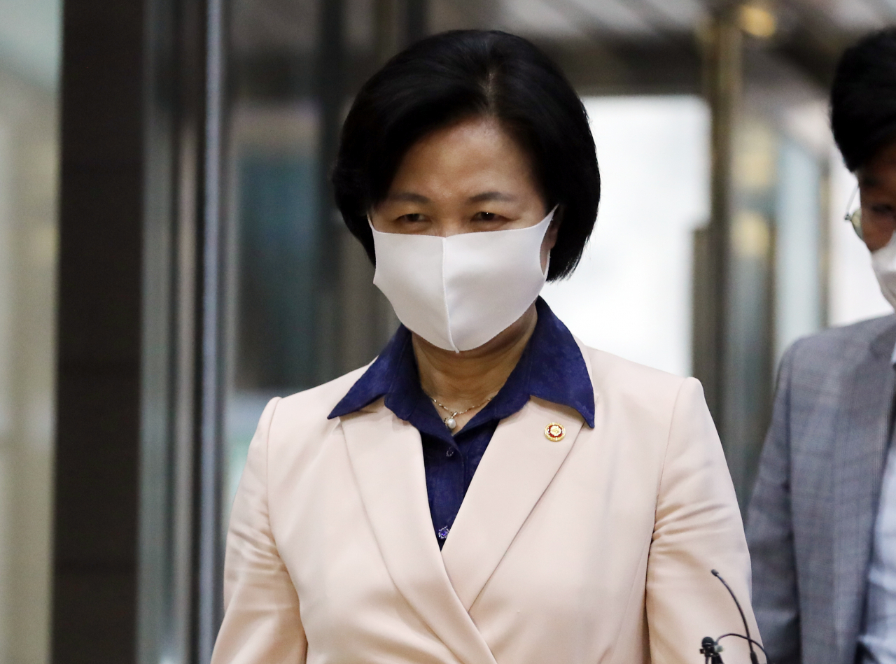 추미애 법무부 장관이 지난 28일 밤 퇴근하기 위해 정부과천청사를 나서고 있다. [연합]