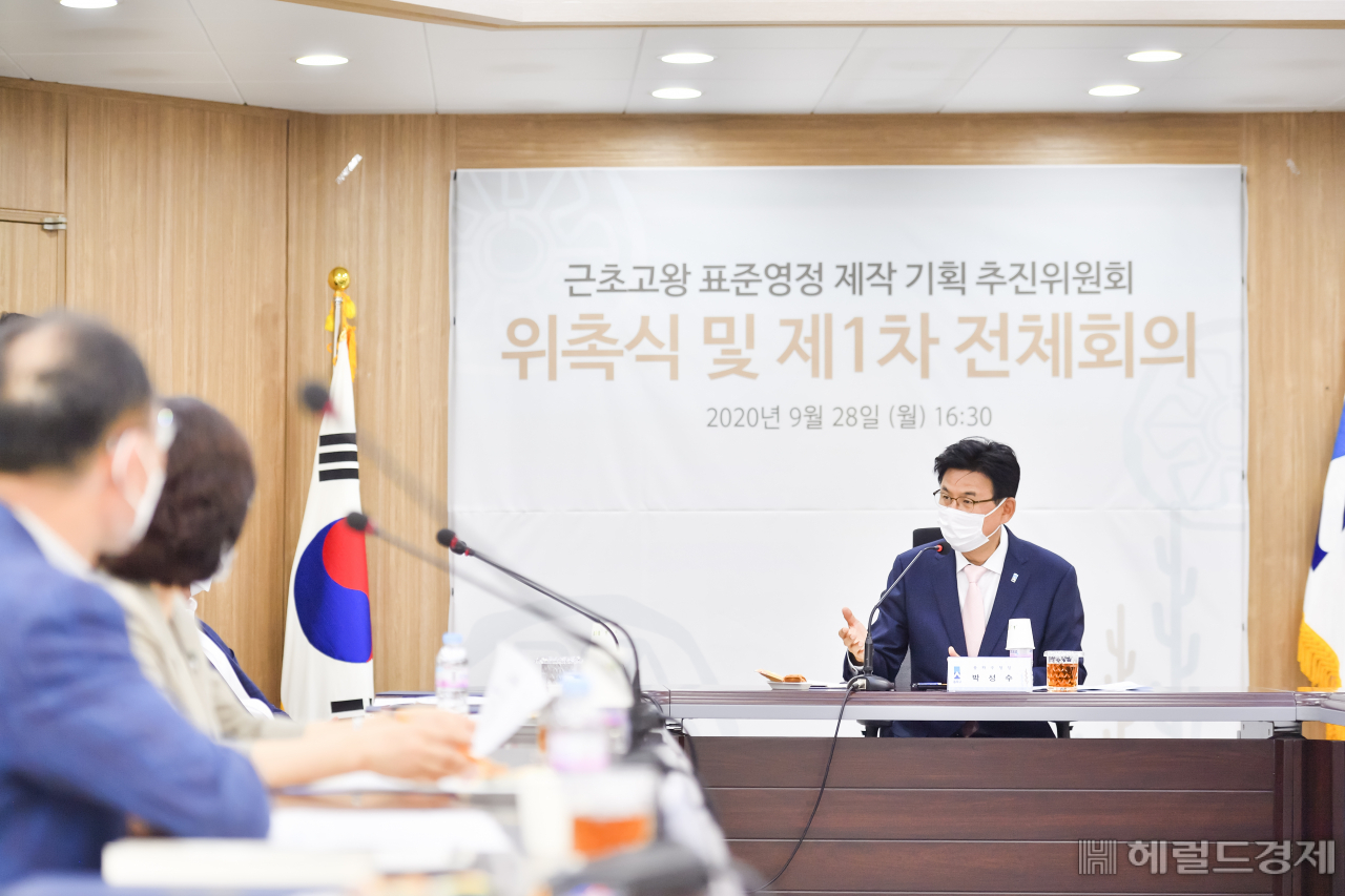 박성수 송파구청장이 근초고왕 동상 건립을 위한 표준영정 기획 추진위원회에서 동상건립의 필요성에 대해 이야기 하고 있다.[송파구 제공]