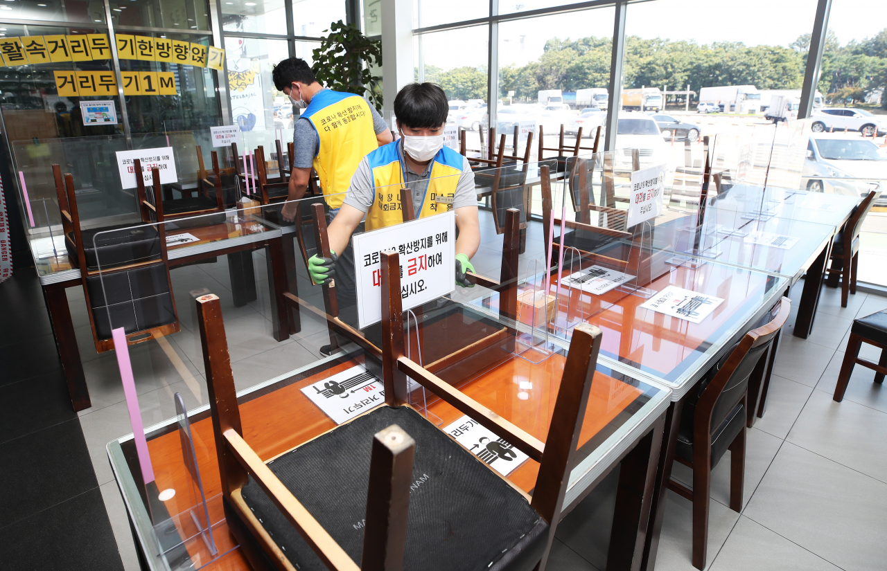 28일 오전 경기도 용인시 경부고속도로 부산 방향 기흥휴게소에서 직원들이 추석 연휴 실내 매장 좌석 운영 금지에 따른 준비작업을 하고 있다. 오는 29일부터 다음 달 4일까지 총 6일간 한국도로공사가 관리하는 모든 고속도로 휴게소 실내매장에서는 신종 코로나바이러스 감염증 확산 방지를 위해 좌석 운영이 금지되고 테이크아웃만 가능하다. 연합뉴스