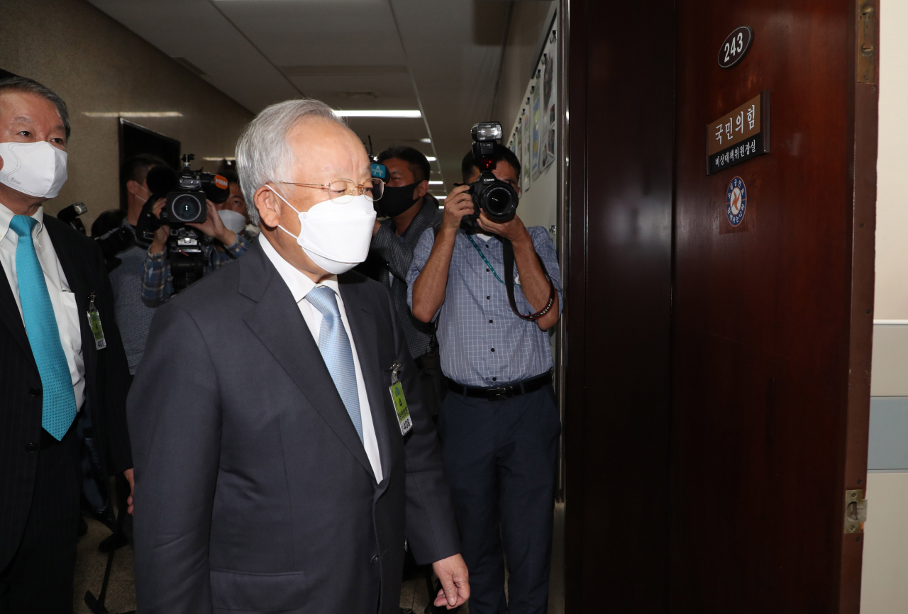 손경식 한국경영자총협회 회장이 지난 23일 국회 국민의힘 김종인 비상대책위원장을 만나기 위원장실로 들어서고 있다. [연합]