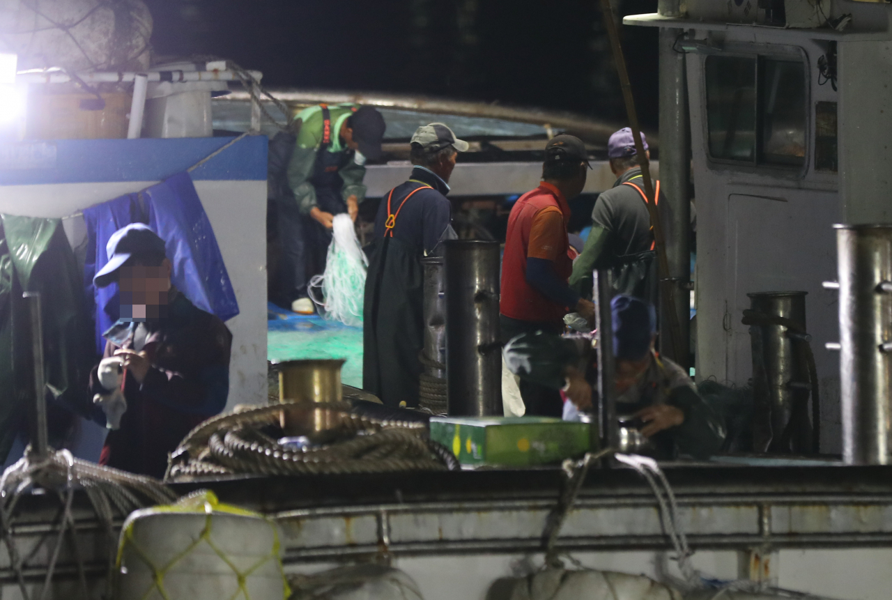 29일 오전 인천시 옹진군 대연평도 당섬 선착장에서 어부들이 출어준비를 하고 있다. 해수부에 따르면 서해5도 인근에서 조업 중인 어선들도 조업 활동을 병행하며 연평도 해상에서 실종된 후 북한군에 피격·사망한 공무원 A씨 수색에 참여하고 있다. [연합]