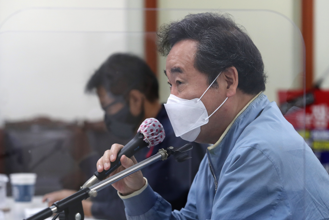이낙연 더불어민주당 대표가 29일 오전 서울 성동구 서울시청노동조합 대회의실에서 열린 공무관(환경미화원) 간담회에 참석, 발언하고 있다. 연합뉴스