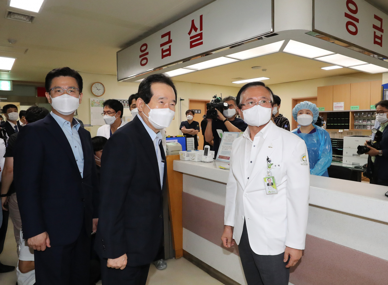 정세균 국무총리가 비상진료체계 현장 점검으로 지난 2일 대전보훈병원을 찾아 진료 공백 대비 현황을 보고받은 뒤 허태정 대전시장(왼쪽), 송시헌 원장(오른쪽)과 응급실을 둘러보고 있다.[연합]