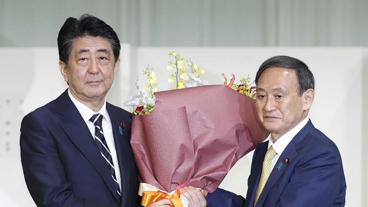 아베 신조(安倍晋三·왼쪽) 전 일본 총리와 스가 요시히데(菅義偉) 총리. [게티이미지]