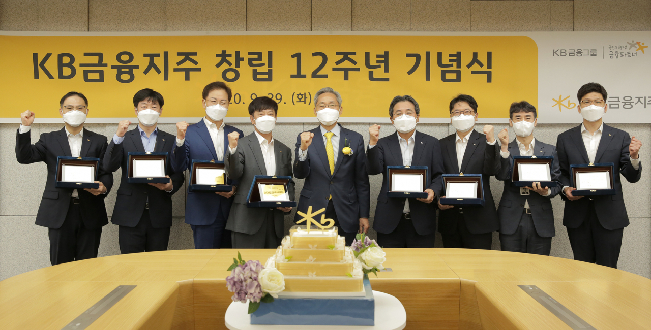 윤종규 KB금융지주 회장(가운데)이 29일 여의도본점에서 개최된 KB금융지주 창립 12주년 기념식에서 장기근속 직원들과 기념사진을 촬영중이다