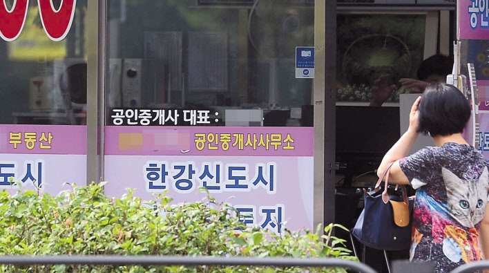 서울 전셋값이 급등하면서 서울외곽이나 김포, 동탄 등 경기도에 집을 사는 매수세가 늘고 있다. 김포시 한강신도시 내 공인중개사무소 앞을 한 주민이 지나고 있다. [헤럴드경제DB]