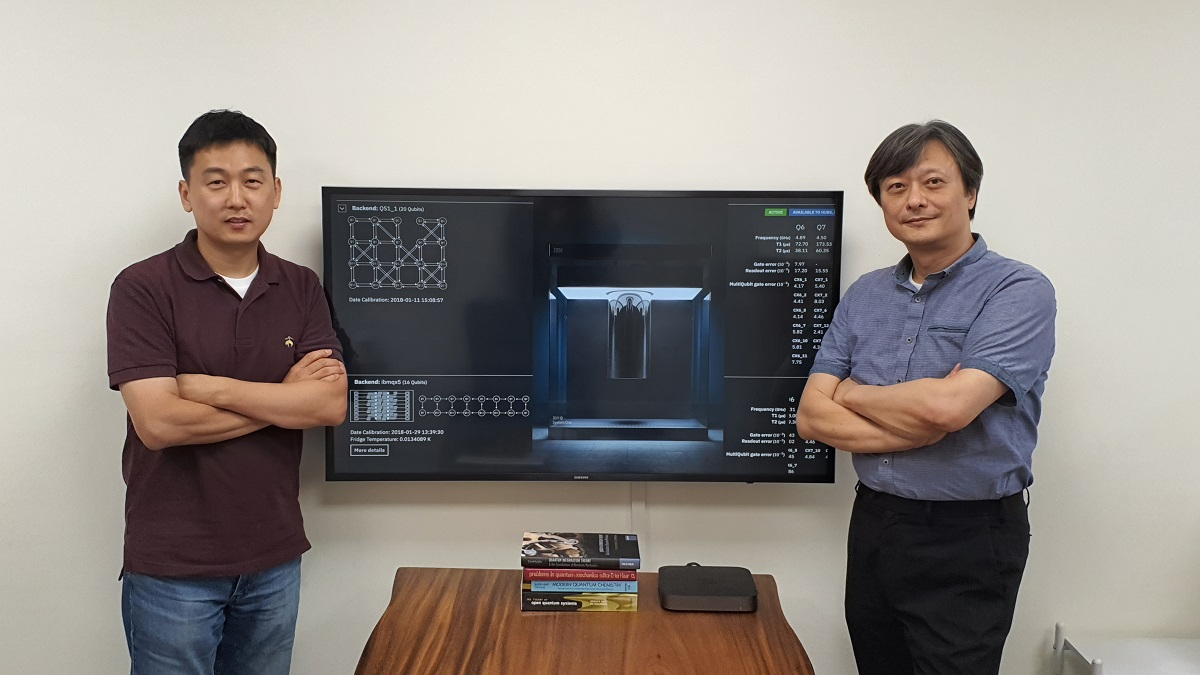 이준구(오른쪽) KAIST 인공지능 양자컴퓨팅 IT인력양성 연구센터장과 배준우 교수.[KAIST 제공]