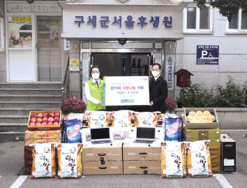 이성희(왼쪽) 농협중앙회장이 28일 오후 서울 서대문구 구세군서울후생원에서 열린 ‘지역사회와 함께하는 한가위 사랑나눔 행사’에서 후원품을 전달한 후 기념촬영을 하고 있다. [농협중앙회 제공]
