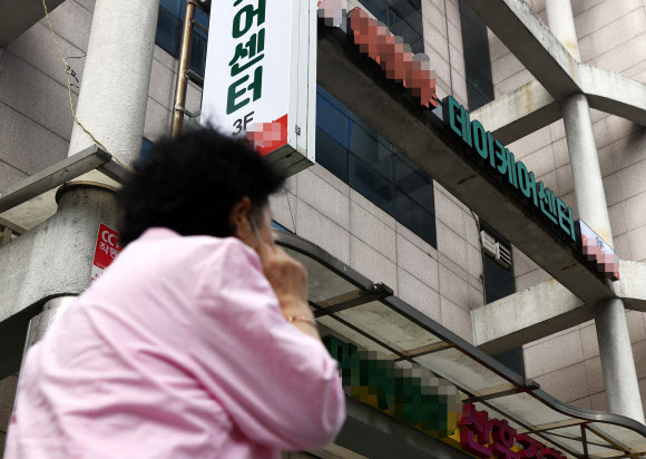확진자 27명이 발생한 도봉구 노인요양시설 예마루데이케어센터 앞을 한 시민이 걸어가고 있다. [연합뉴스]
