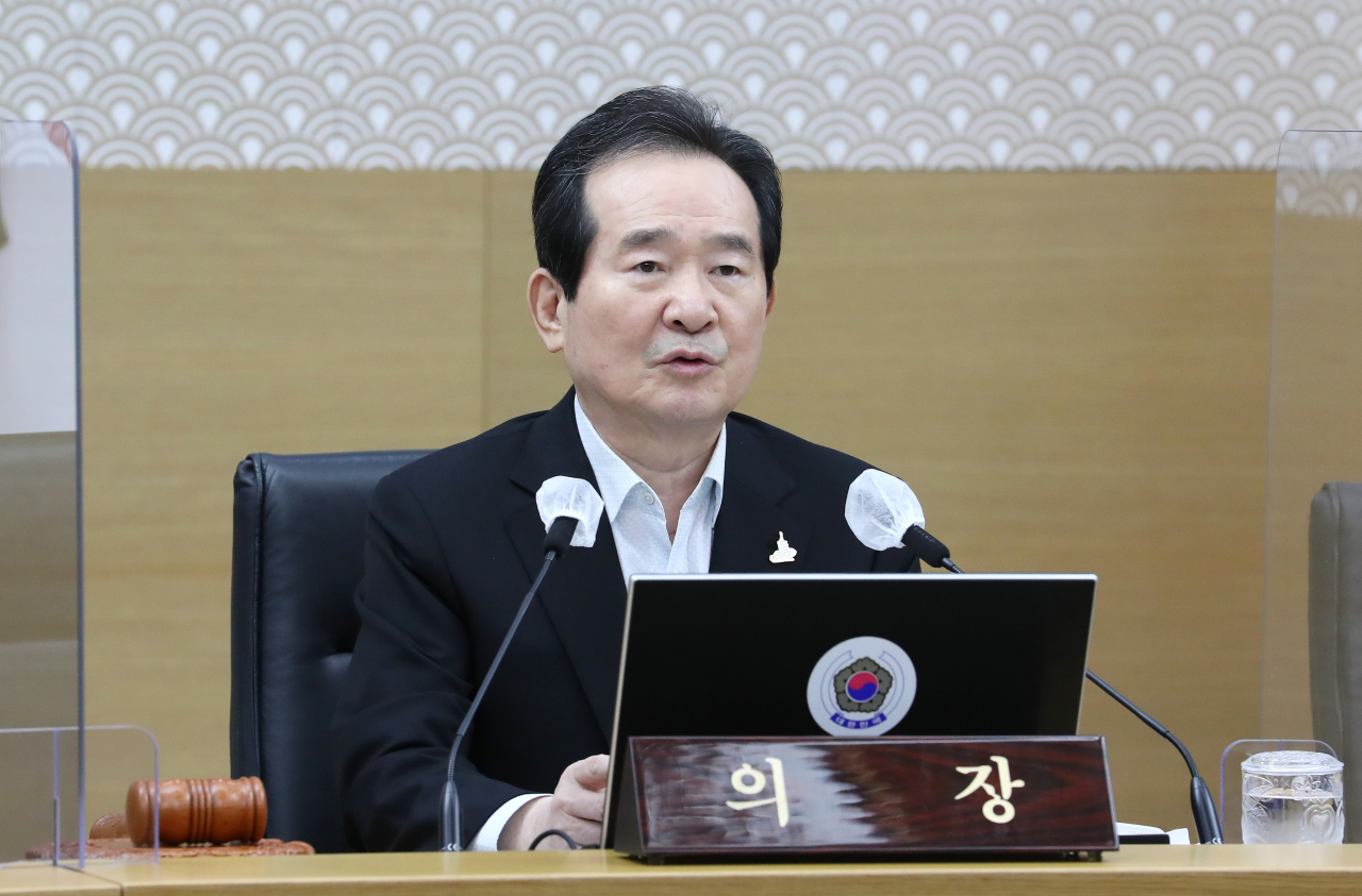 정세균 국무총리가 29일 오전 세종시 정부세종청사에서 세종-서울간 영상으로 연결해 열린 국무회의를 주재하며 발언하고 있다. [연합]